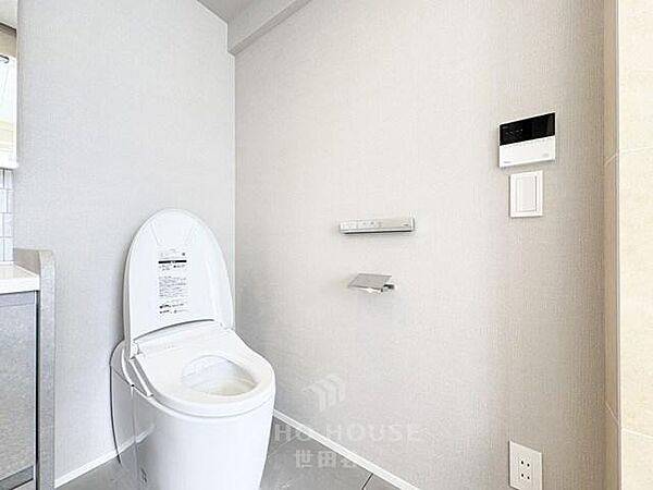 白を基調とした、シンプルながらも落ち着くデザインです。毎日に欠かせないお手洗いだからこそ、ほっと落ち着く空間としての機能を重視しています。