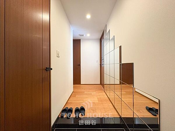 上質感漂う玄関です。居住者の帰り、訪れる方を優しく迎える・安らぎに満ちた生活を予感させます。