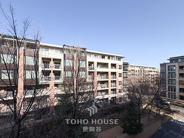 手を伸ばせば、ふれることが出来そうな環境が、そのままインテリアになったような印象です。その豊かな眺望にふさわしい空間には、通風・採光にも優れ、心地よい光と風があふれています。
