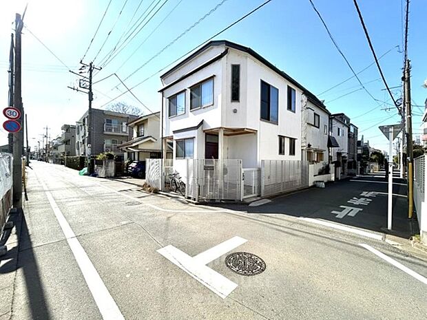 建築条件付き売地。駅まで徒歩9分の立地です。是非お気軽にお問い合わせください。