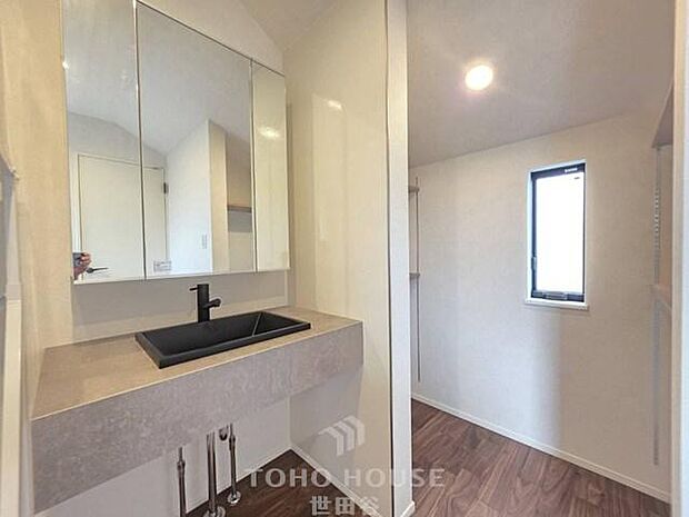 3面鏡にもなる洗面台は収納豊富ですっきり収納できますね。