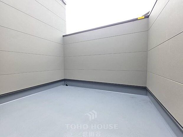 充分な広さが確保されたバルコニー。日当たりのよい住宅エリアですので、多くの陽光が降り注ぎ、室内には陽だまりを生み出してくれます。