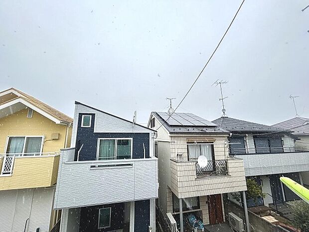 手を伸ばせば、ふれることが出来そうな環境が、そのままインテリアになったような印象です。その豊かな眺望にふさわしい空間には、通風・採光にも優れ、心地よい光と風があふれています。