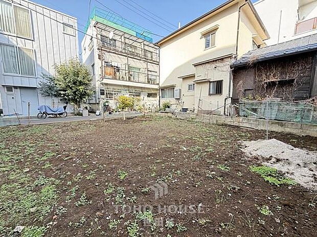 広々とした敷地は、お子様の遊び場や家庭菜園に最適です。家族の夢を育む、自由な発想で創り上げる庭で、どんな暮らしを始めますか。