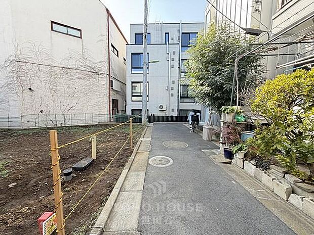 穏やかな街並みに佇む、落ち着いた雰囲気の物件です。周辺には緑も多く、お子様との散歩や家族での穏やかな暮らしを育む住環境が魅力です。