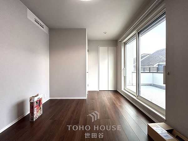 家具の配置のし易い室内です。趣味の部屋としても充分な広さを確保しております。