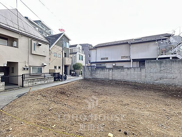 陽光豊かな広々とした更地です。この場所で、家族のライフスタイルに合わせた理想の住まいを自由に設計し、快適な毎日を実現しませんか。