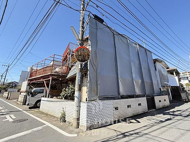 東南角地。ゆとりのある敷地面積建築条件付き売地「仙川」駅まで徒歩圏内スーパーまで徒歩3分 ※古家有