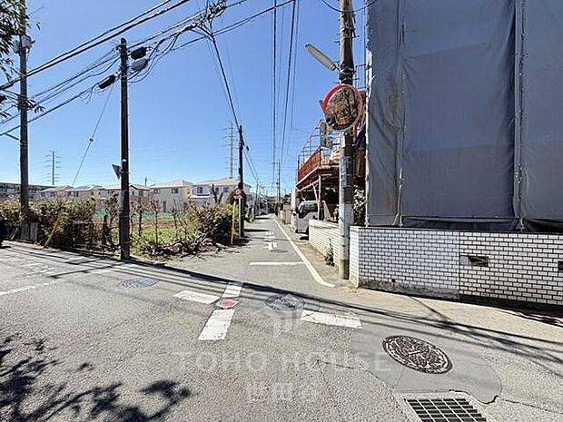 東南角地。ゆとりのある敷地面積建築条件付き売地「仙川」駅まで徒歩圏内スーパーまで徒歩3分 ※古家有