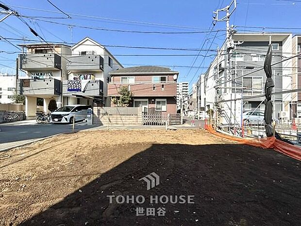 青空の下、陽光が降り注ぐ広々とした更地。ここから始まる新しい暮らしで、家族の夢を育むマイホームを創造しませんか。