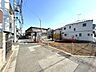 周辺：陽光が降り注ぐ、新しい住まいを創造する現地です。閑静な住宅街に位置し、お子様の成長を見守る穏やかな環境が魅力。家族の笑顔が溢れる未来がここに。