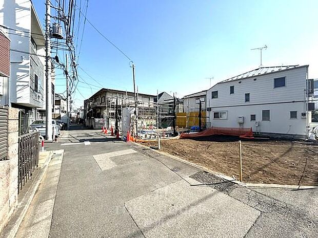 陽光が降り注ぐ、新しい住まいを創造する現地です。閑静な住宅街に位置し、お子様の成長を見守る穏やかな環境が魅力。家族の笑顔が溢れる未来がここに。
