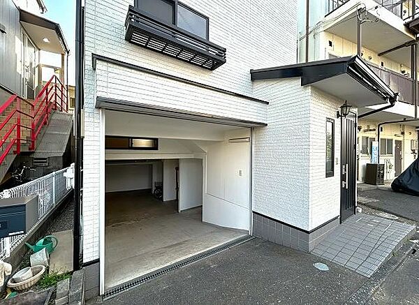 奥行きのあるガレージ