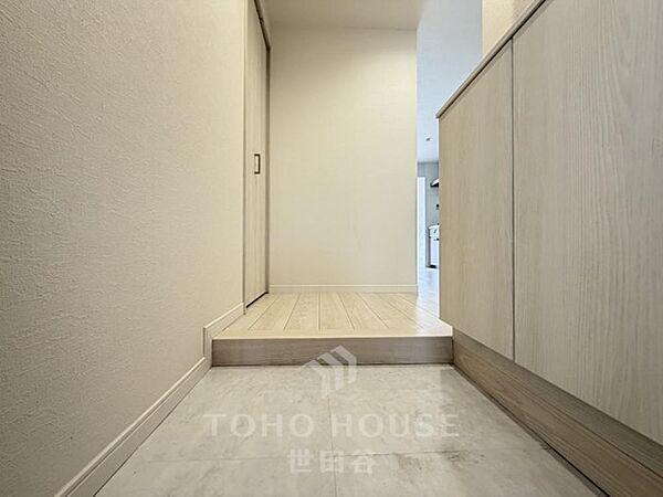 上質感漂う玄関です。居住者の帰り、訪れる方を優しく迎える・安らぎに満ちた生活を予感させます。