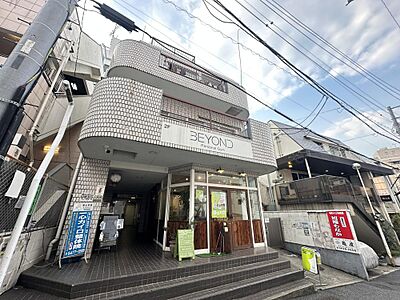 外観:昼夜によって表情を変え、魅せる事を追求したレトロなフォルムは、時代の流れに惑わされないトーンで雰囲気を演出。絶妙なコントラストで輝きを放ちます。 外観:昼夜によって表情を変え、魅せる事を追求したレトロなフォルムは、時代の流れに惑わされないトーンで雰囲気を演出。絶妙なコントラストで輝きを放ちます。