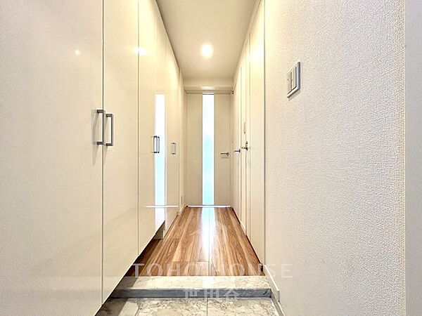 角部屋住戸。新宿が生活圏。駅まで徒歩5分。ペット飼育相談可。宅配ボックス。防犯カメラ