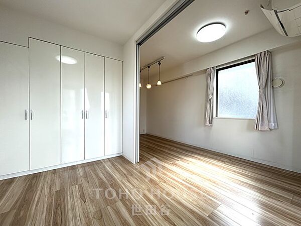 角部屋住戸。新宿が生活圏。駅まで徒歩5分。ペット飼育相談可。宅配ボックス。防犯カメラ