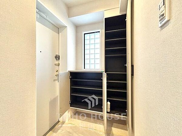 ここに住まわれる人にだけに許された専用のエントランス。めまぐるしく過ぎ行く日々の中でゆったりとした休息と癒しを提供してくれる居住者のプライベート空間があります。