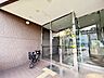 エントランス：約18m2のワイドスパンバルコニー！全室に窓が付いており大変明るいお部屋です