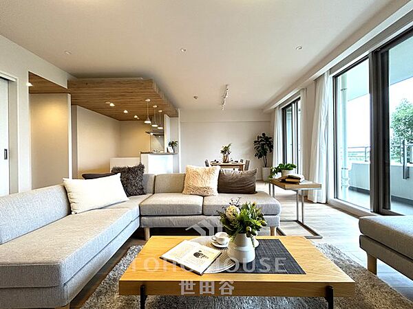 リノベーション(26年2月完工済)外周側住戸もため、開放感もあります。