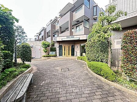 新規リノベーション(26年9月完工)南向き住戸。スーパーまで徒歩1分。是非お気軽にお問い合わせください