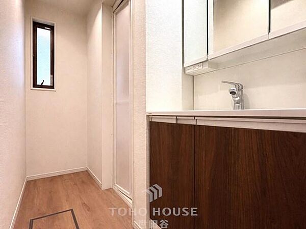3面鏡にもなる洗面台は収納豊富ですっきり収納できますね(CG加工有)