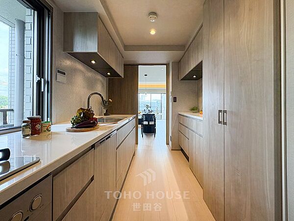 100m2の広々とした新規リノベーション角住戸！各洋室WIC完備 専用駐車場(2区画)付き