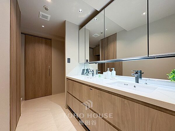 100m2の広々とした新規リノベーション角住戸！各洋室WIC完備 専用駐車場(2区画)付き