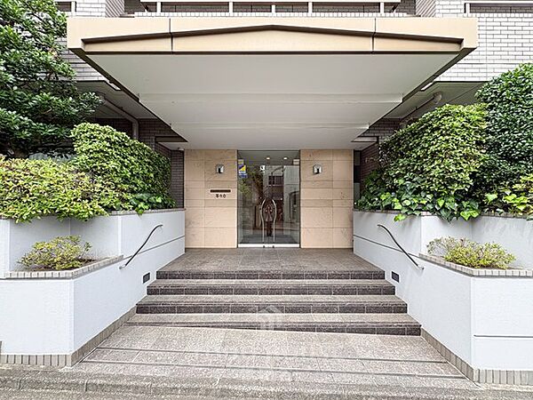 100m2の広々とした新規リノベーション角住戸！各洋室WIC完備 専用駐車場(2区画)付き