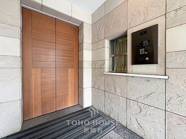 100m2の広々とした新規リノベーション角住戸！各洋室WIC完備 専用駐車場(2区画)付き