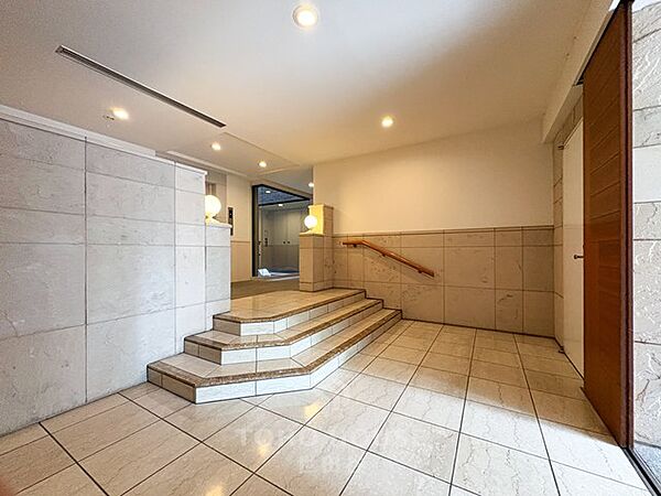100m2の広々とした新規リノベーション角住戸！各洋室WIC完備 専用駐車場(2区画)付き