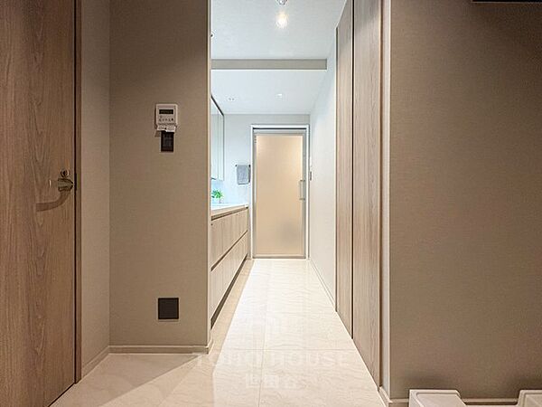 100m2の広々とした新規リノベーション角住戸！各洋室WIC完備 専用駐車場(2区画)付き