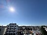周辺：自然溢れる美しい街並みを見渡せます。緑豊かな景色は心を自然とおだやかにします。夕日も綺麗に見えるので、毎日のちょっとした幸せな時間になりそうですね外の空気を吸って一息、も日課になりそうです。