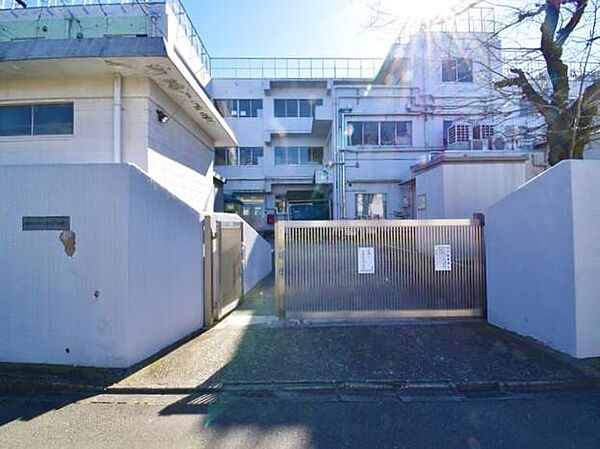 世田谷区立用賀中学校まで約265m