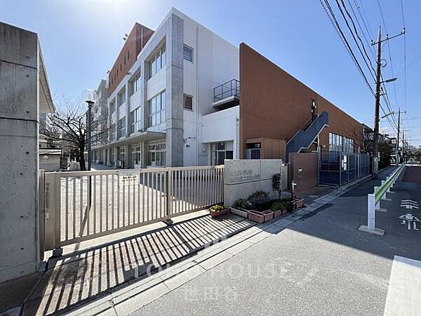 世田谷区立京西小学校まで約736m