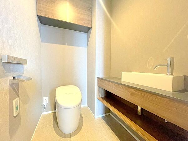 白を基調とした、シンプルながらも落ち着くデザイン。洗浄付き温水便座で機能性も兼ね備えています。毎日に欠かせないお手洗いだからこそ、ほっと落ち着く空間としての機能を重視しています。