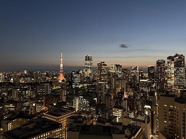 美しい夜景が一望できる趣のある空間。日常生活の中にちょっとした非日常のような時間を。明かりの灯る東京タワーやビル群を見ながら大切な家族との時間を噛みしめられます。