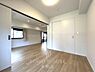 寝室：新規リノベーション物件です。角部屋住戸。全室採光あり。是非お気軽にお問い合わせください