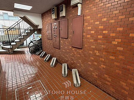 街の喧噪を忘れさせる、優雅で気品に満ちたエントランスホールです。