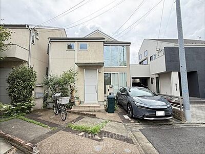 外観:自由が丘駅まで徒歩約17分。築13年。南向きのリビングは室内を明るく照らします。 外観:自由が丘駅まで徒歩約17分。築13年。南向きのリビングは室内を明るく照らします。