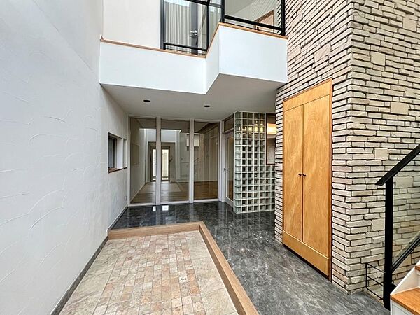 上質感漂う玄関です。居住者の帰り、訪れる方を優しく迎える・安らぎに満ちた生活を予感させます(CG加工有)