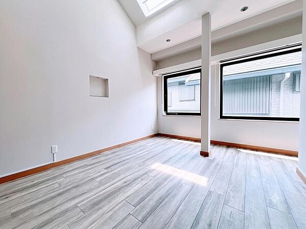 家具の配置のし易い室内です。趣味の部屋としても充分な広さを確保しております(CG加工有)