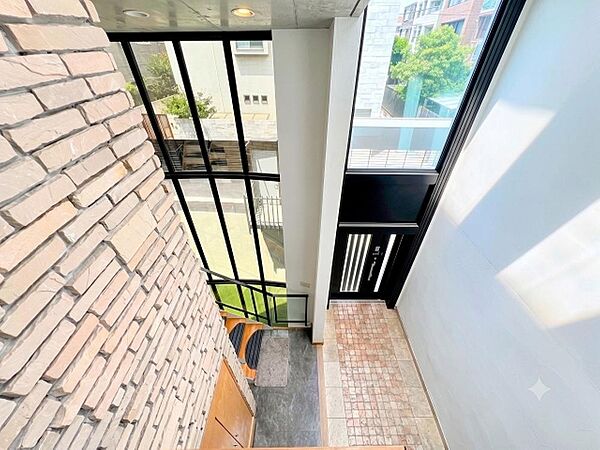 地下から地上2階までの大きな吹き抜け空間(CG加工有)