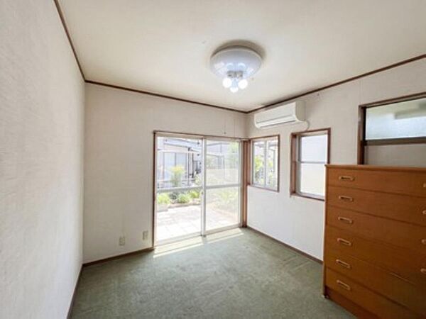 家具の配置のし易い室内です。趣味の部屋としても充分な広さを確保しております。