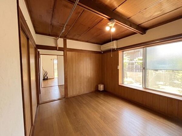 各居室も窓付きで明るい住空間を確保、収納も完備しております。