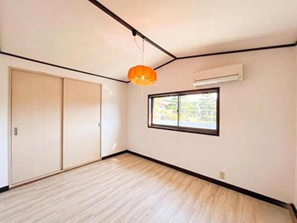 家具の配置のし易い室内です。趣味の部屋としても充分な広さを確保しております。