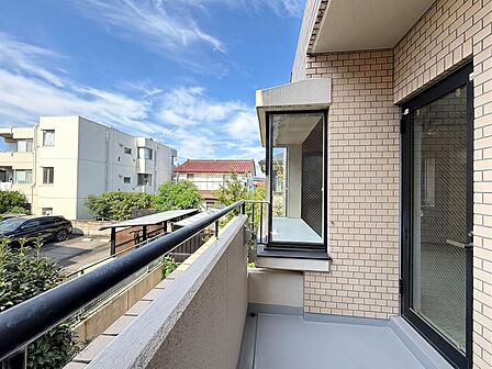 南側のバルコニーキッチンに面しており、通風やゴミの一時置きスペースとして便利です。(一部CG加工あり)