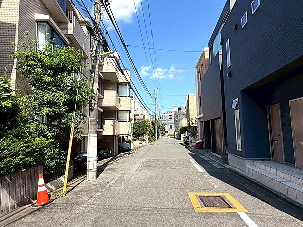 前面道路は広く、開放的マンションの一番奥に位置しているため、車の走行音や歩行の話し声などの雑音が届きにくい。