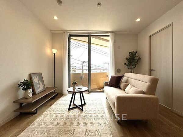 新規リノベーション(26年7月完工)南西角部屋、陽当り・眺望良好。家具付きです。是非お気軽にお問い合わせください。