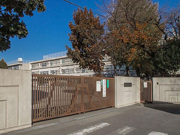 調布市立富士見台小学校まで約526m